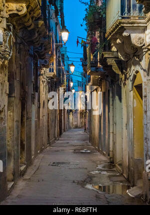 Une route pittoresque dans la vieille ville de Syracuse (Ortigia) dans la nuit. La Sicile, le sud de l'Italie. Banque D'Images