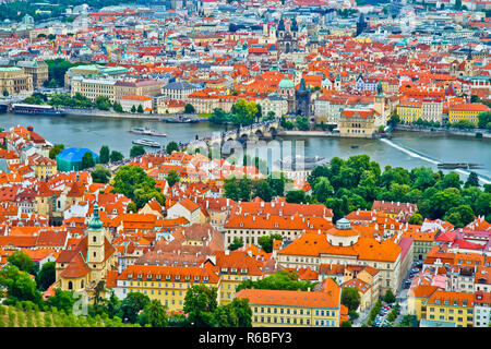 Prague est la capitale et la plus grande ville de la République tchèque, la 14e plus grande ville de l'Union européenne et la capitale historique de la Bohême. Banque D'Images