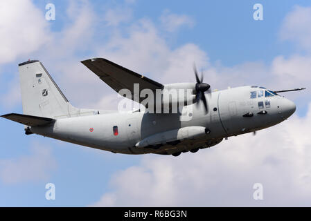 Aviation italienne, Aeronautica Militare Alenia C-27J avion de transport Spartan volant au Royal International Air Tattoo, riat, RAF Fairford show Banque D'Images