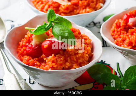 Risotto à la rapide préparé dans le four à micro-ondes . selective focus Banque D'Images