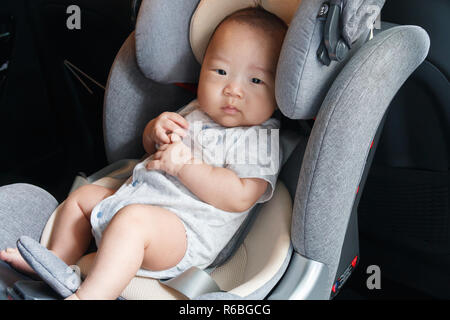 Petit bébé enfant attaché avec la ceinture de sécurité en voiture de sécurité conducteur Banque D'Images