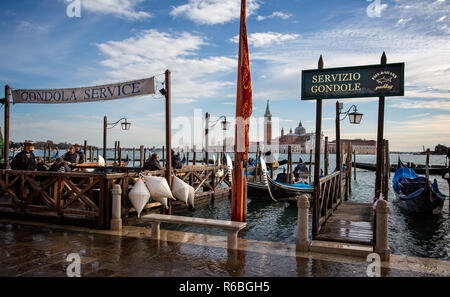 Service gondole sur le Grand Canal à la place St Marc avec San Giorgio Maggiore Église en arrière-plan à Venise, Italie le 27 novembre 2018 Banque D'Images
