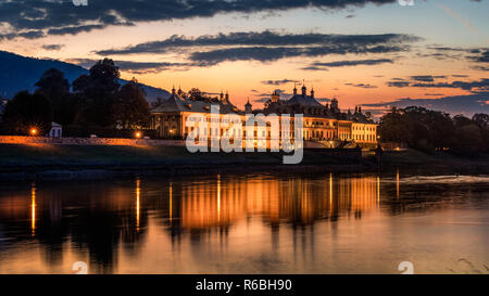 Schloss Pillnitz an der Elbe, Dresden, im Sonnenaufgang Banque D'Images