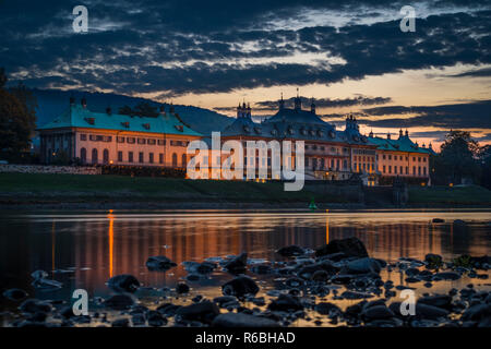 Schloss Pillnitz an der Elbe, Dresden, im Sonnenaufgang Banque D'Images