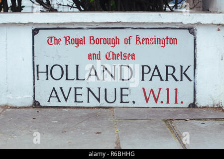 Nom de rue signe sur Holland Park Avenue dans le quartier de Notting Hill, le quartier royal de Kensington et Chelsea, London, UK Banque D'Images