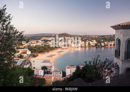 Santa Ponsa, Mallorca, Espagne - 24 juillet 2013 : vue sur les rues de Santa Ponsa en été Banque D'Images