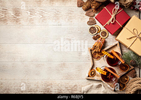 Des cadeaux de Noël et vin chaud sur le bois Banque D'Images