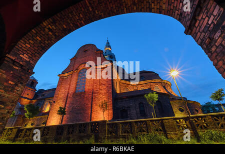 Vue sur l'église de sous la voûte dans la partie historique de Katowice, Pologne Banque D'Images