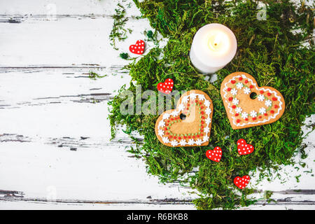 Gingerbread Cookies cœur dans une tasse, bougies sur un fond en bois blanc concept Valentines Day Banque D'Images