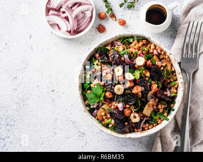 Salade de betteraves et de sarrasin chaud sur fond gris. Idée recette régime végétarien et -salade de betterave, le sarrasin, les champignons, l'oignon, fines herbes,noisette. Vue d'en haut ou d''une télévision à jeter. L'espace de copie pour le texte Banque D'Images