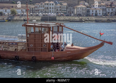 Porto/Portugal - 10/02/2018 : vue sur le fleuve Douro, avec bateau de plaisance à voile, pour les visites touristiques Banque D'Images