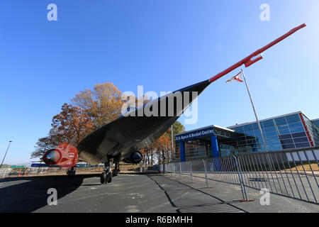 Lockheed SR-71 "Blackbird" Mach 3 + avion de reconnaissance stratégique à afficher en face de l'entrée principale de la fusée américaine et Space Center Banque D'Images