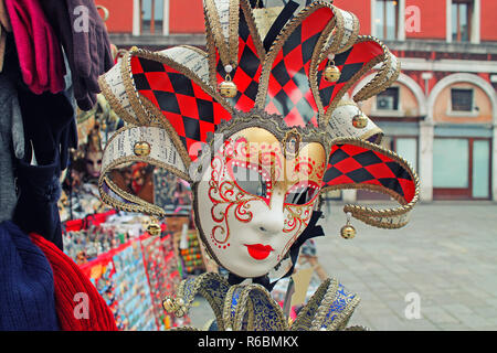 Masques pour la vente sur la place de Venise, Italie. Souvenirs populaires de Venise. Banque D'Images