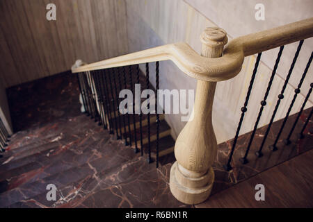 Escaliers en marbre blanc courbé moderne avec rampe en verre. Banque D'Images
