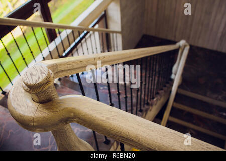 Escaliers en marbre blanc courbé moderne avec rampe en verre. Banque D'Images