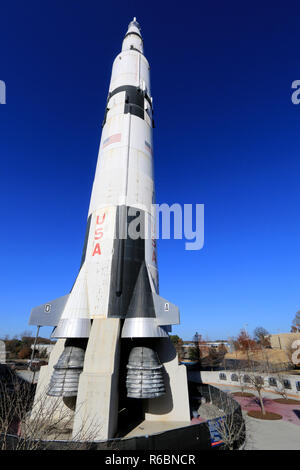 La seule maquette à l'échelle verticale d'une Saturn V en face de l'hôtel de Saturn V au centre Davidson, Rocket and Space Center US, Huntsville Banque D'Images