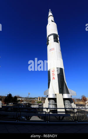 La seule maquette à l'échelle verticale d'une Saturn V en face de l'hôtel de Saturn V au centre Davidson, Rocket and Space Center US, Huntsville Banque D'Images