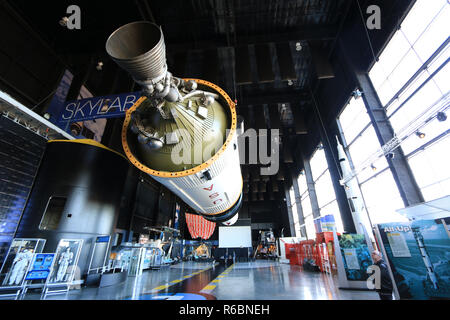 Le moteur-fusée J-2 monté sur la partie inférieure de la troisième phase de la Saturn V à la Davidson Center, U.S. Rocket and Space Center, Huntsville, AL Banque D'Images