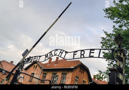 OSWIECIM, Pologne - 20 SEPTEMBRE : Arbeit macht frei (le travail libère) signe sur la porte d'entrée au camp de concentration d'Auschwitz le 20 septembre 2015 en Banque D'Images