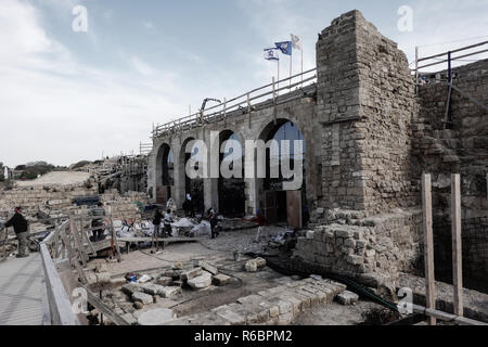 Césarée, en Israël. 3 Décembre, 2018. L'effort de conservation d'excavation et de prendre place sur la façade d'une enceinte sacrée construite par Hérode plus de deux mi Banque D'Images