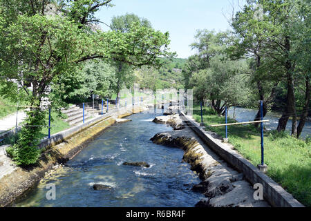 En slalom de montagne sur la rivière Treska en canyon Matka. Skopje, Macédoine. Banque D'Images