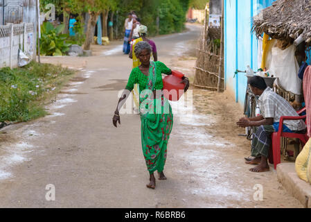 Kumbakonam, Inde - le 21 août 2018 : Vieille dame balade dans un village de campagne avec un pot dans la main Banque D'Images