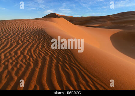 Les dunes de l'Erg Chebbi au Maroc. Les ergs sont grandes mers de dunes formées par le vent le sable Banque D'Images