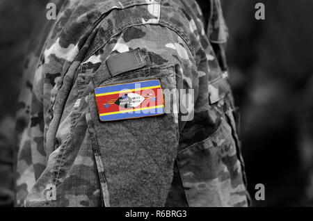 Eswatini, également connu sous le drapeau du Swaziland sur les soldats du bras. Royaume d'Eswatini drapeau sur l'uniforme militaire. Les troupes de l'armée,, militaire, l'Afrique (collage). Banque D'Images