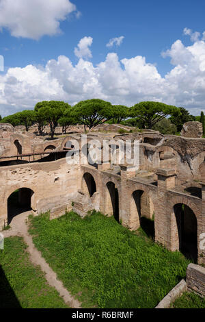 Rome. L'Italie. Ostia Antica. Cour de l'immeuble de la rue chars sur chars. Caseggiato degli Aurighi, Cardo degli Aurighi. L'évaluation environnementale Banque D'Images