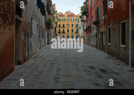 Une rue de tôt le matin à Venise Italie
