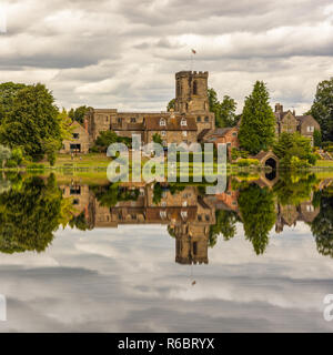 L'église paroissiale à Melbourne dans le Derbyshire. Étrange de voir les nuages de tempête cet été ! Banque D'Images