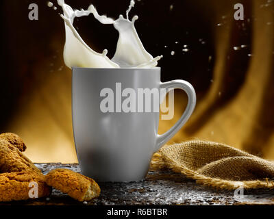 Petit-déjeuner de style roi magnifique,avec du café et du lait les cookies dans un cadre rustique et captivante Banque D'Images