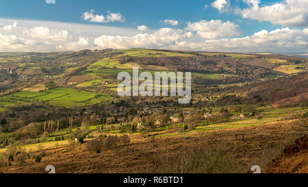 C'est la vue fantastique de Curbar Edge dans le parc national de Peak District. À l'Est sur la vallée de Calver. Banque D'Images