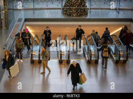 Les visiteurs pendant la saison de vacances sur les escaliers mécaniques à Brookfield Place, nÃ©e World Financial Center, centre commercial dans le sud de Manhattan à New York, le vendredi 30 novembre, 2018 (Â© Richard B. Levine) Banque D'Images