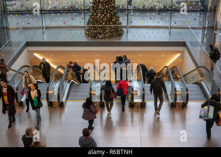 Les visiteurs pendant la saison de vacances sur les escaliers mécaniques à Brookfield Place, nÃ©e World Financial Center, centre commercial dans le sud de Manhattan à New York, le vendredi 30 novembre, 2018 (Â© Richard B. Levine) Banque D'Images