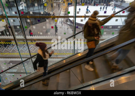 Les visiteurs pendant la saison de vacances sur les escaliers mécaniques à Brookfield Place, nÃ©e World Financial Center, centre commercial dans le sud de Manhattan à New York, le vendredi 30 novembre, 2018 (Â© Richard B. Levine) Banque D'Images