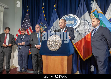 (De gauche à droite) Les membres du Conseil de la ville de New York Fernando Cabrera, Joseph C. Borelli, Daniel Dromm, Rory Lancman et le président du Conseil de la ville de New York Corey Johnson lors d'une conférence de presse le mercredi 28 novembre 2018, dans la salle rouge de l'Hôtel de ville de New York au sujet de la législation en suspens. Le vote du Conseil sur l'élargissement des services de protection de l'électeur pour les détenus a été discuté entre une multitude d'autres projets de loi. (Â© Richard B. Levine) Banque D'Images