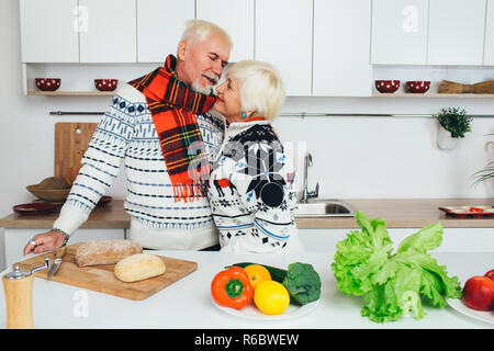 Senior couple cooking manger sain et extreme cuisine à Banque D'Images