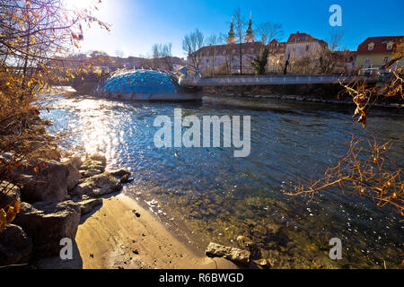 La plage de la rivière Mur et Murinsel Graz en vue Banque D'Images