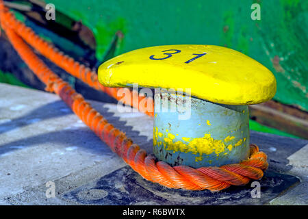 Bollard avec ligne de mouillage d'un chalutier Banque D'Images