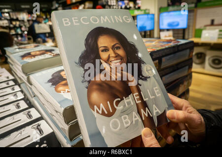 Des copies d'ancien Premières Dame Michelle Obama's book "Devenir" dans une boutique Amazon à New York le Samedi, Décembre 1, 2018. Livre d'Obama a vendu plus de 2 millions d'exemplaires dans tous les formats durant sa forst 15 jours ce qui en fait la meilleure vente de livre de 2018. (Â© Richard B. Levine) Banque D'Images