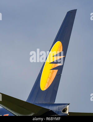 Londres, ANGLETERRE - NOVEMBRE 2018 : dérive d'un avion de ligne Boeing 777 Jet Airways à l'aéroport Heathrow de Londres. Banque D'Images