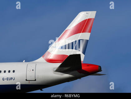 Londres, ANGLETERRE - NOVEMBRE 2018 : dérive d'un jet d'Airbus de British Airways à l'aéroport Heathrow de Londres. Banque D'Images