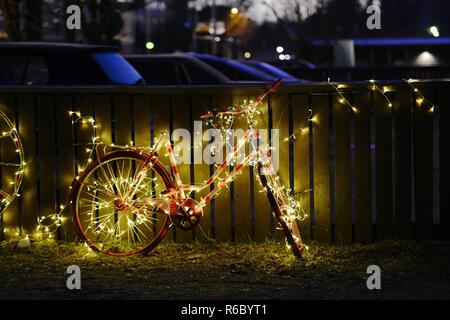 Décoration LED Vélo rose pour Noël près du stationnement Banque D'Images