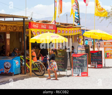 SAN PEDRO DE ATACAMA, CHILI - 18 janvier 2018 : La vue de la rue cafe sur la rue. Avec selective focus Banque D'Images