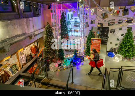 Un affichage de Noël dans un magasin de détail d'Urban Outfitters à Herald Square à New York le dimanche, Décembre 2, 2018. (Â© Richard B. Levine) Banque D'Images