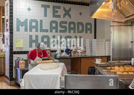 Honoka'a, Hawaii - une travailleuse de Tex Drive-In rend malasadas, boules de pâte frits avec de la crème ou d'autres matériaux souvent ajouté. La pâte a été t Banque D'Images