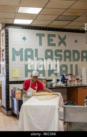 Honoka'a, Hawaii - une travailleuse de Tex Drive-In rend malasadas, boules de pâte frits avec de la crème ou d'autres matériaux souvent ajouté. La pâte a été t Banque D'Images