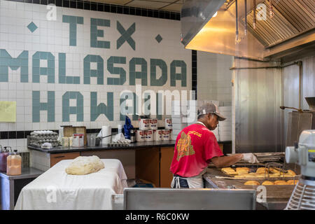 Honoka'a, Hawaii - une travailleuse de Tex Drive-In rend malasadas, boules de pâte frits avec de la crème ou d'autres matériaux souvent ajouté. La pâte a été t Banque D'Images