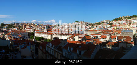 Vue aérienne du centre-ville de Lisbonne, Portugal. Dans l'arrière-plan (côté droit) le Château Sao Jorge et de la région de Castelo et Mouraria Banque D'Images